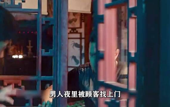 吴邪和胖子半夜意外收到一个青铜铃铛,没想到竟又让他们踏上了探墓之路