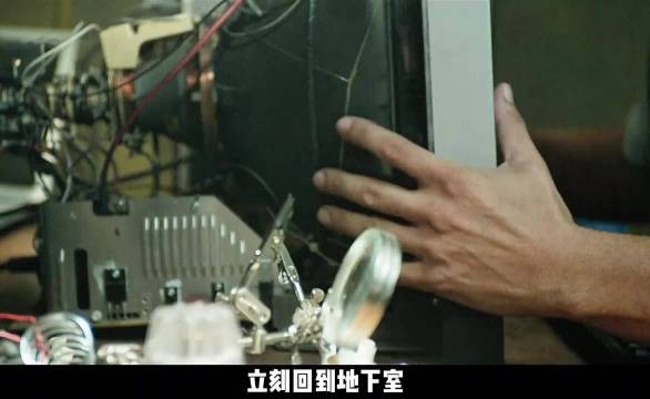 他下半身瘫痪,却上演了一出螳螂捕蝉黄雀在后的好戏!…