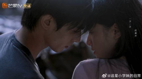 苗靖大胆表白,陈异克制不住悸动,低头缠绵亲吻