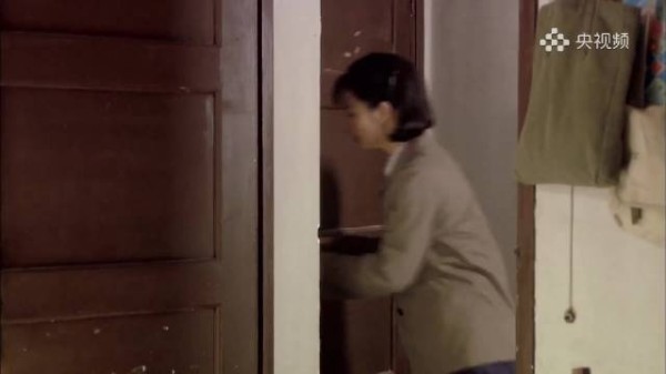 金婚风雨情:舒曼出身不好,看到玲子当了红卫兵,控制不住得紧张!