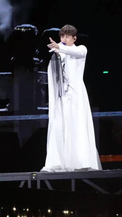 张杰为了舞台重新填词《天下》,歌曲有了完全不一样的感觉,这版也好听