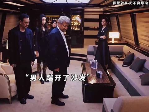 男人踹开了沙发,看到这一幕,众人都惊呆了,没想到费可在里面