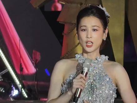 黄圣依抵达万岁山武侠城,古风侠气扑面而来谁还没有在开封偶遇明星