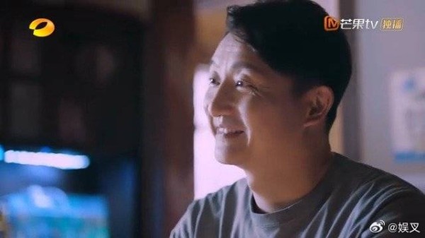 男孩刚刚搬入新家,就给男人叫爸爸,男人乐坏了
