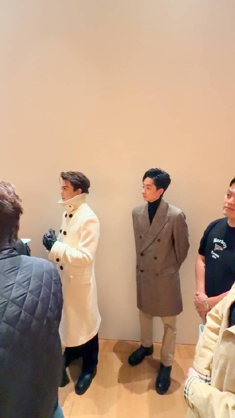 吴宜泽吴磊同框BURBERRY大秀，英伦风衣造型抢眼