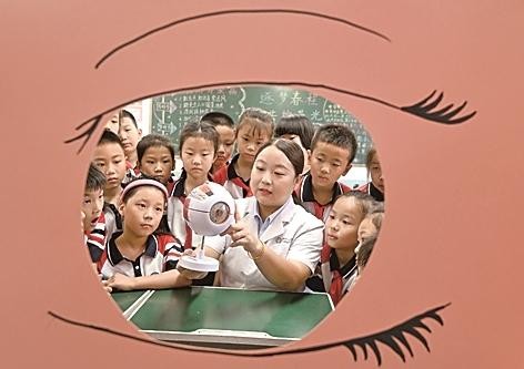 河北邯郸市,眼科医院的医务人员向学生们普及眼保健知识。郝群英摄/光明图片