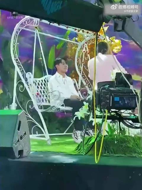 舞台表演的社死瞬间，实在是太尴尬了，真想找个地缝钻进去！