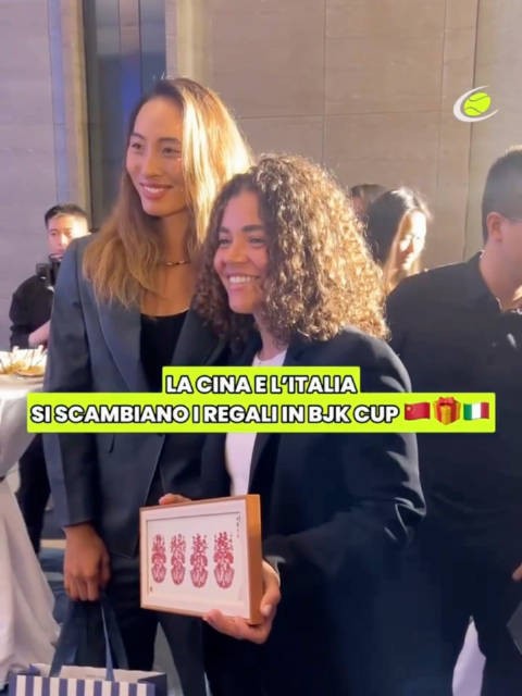 比杯晚宴各国晚宴造型,郑钦文与保利尼合影