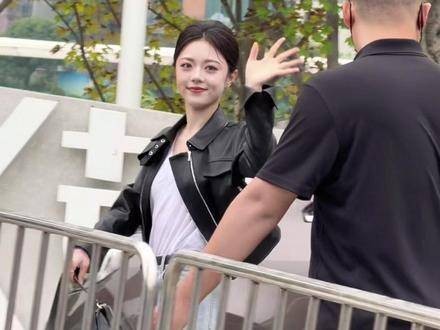 麦总已抵达工位!