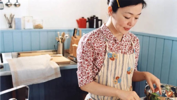 食堂开业一月无人光顾，芬兰大妈驻足观察老板
