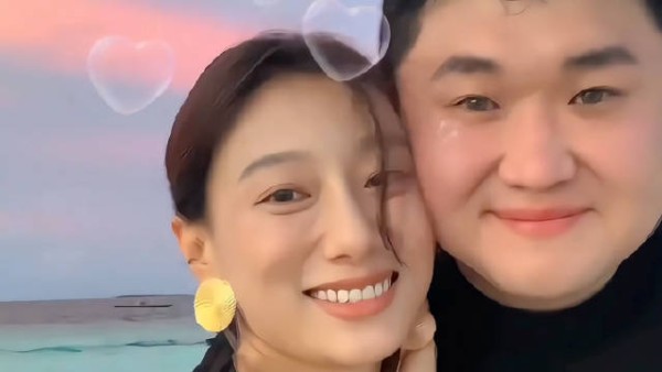 小雪张百乔否认离婚传闻,再互动打破猜测