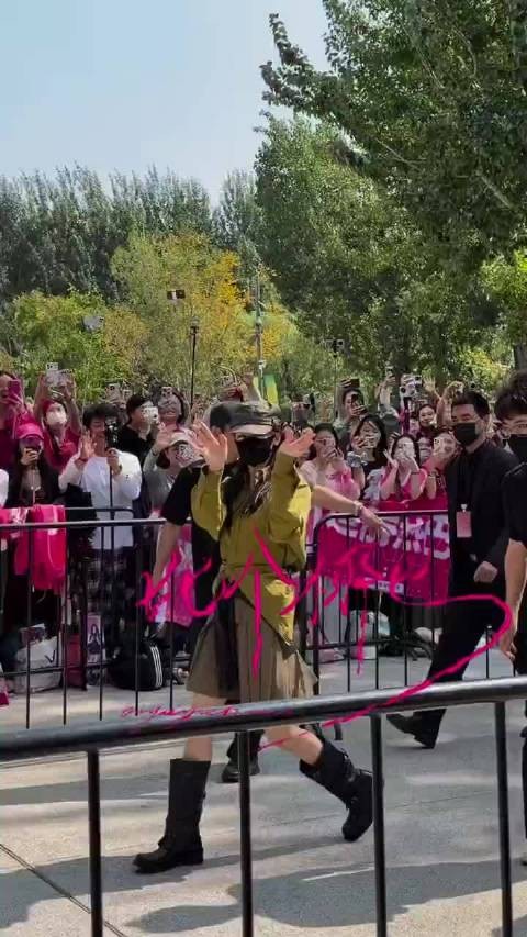 迪丽热巴早到见面会场地，把粉丝放在心上打招呼