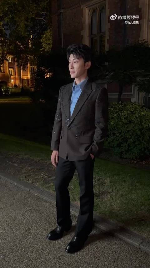 代旭亮相伦敦McQueen大秀，裴轸限时返场气场强