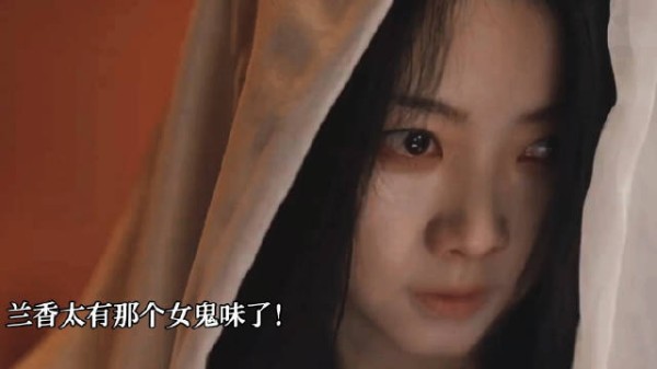 兰香被打晕与韩秀才同困箱中,急中生智扮鬼救场