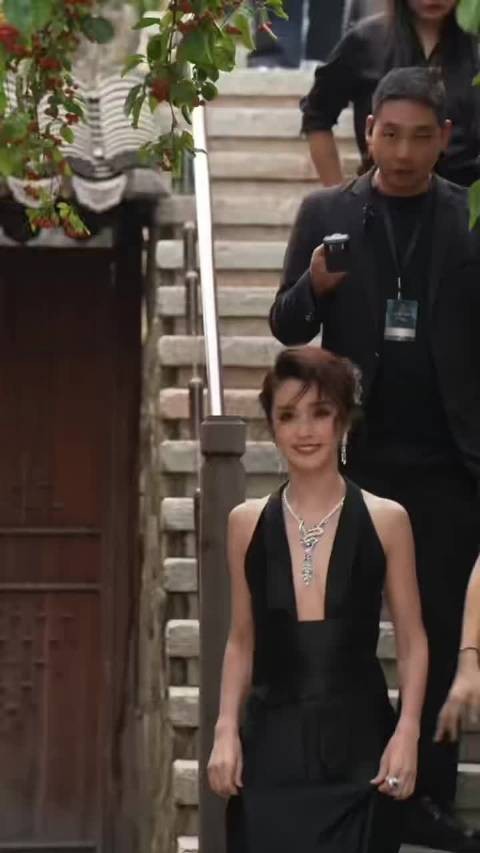 李冰冰发力了,最近两次出席活动状态都好好啊,美得很松弛