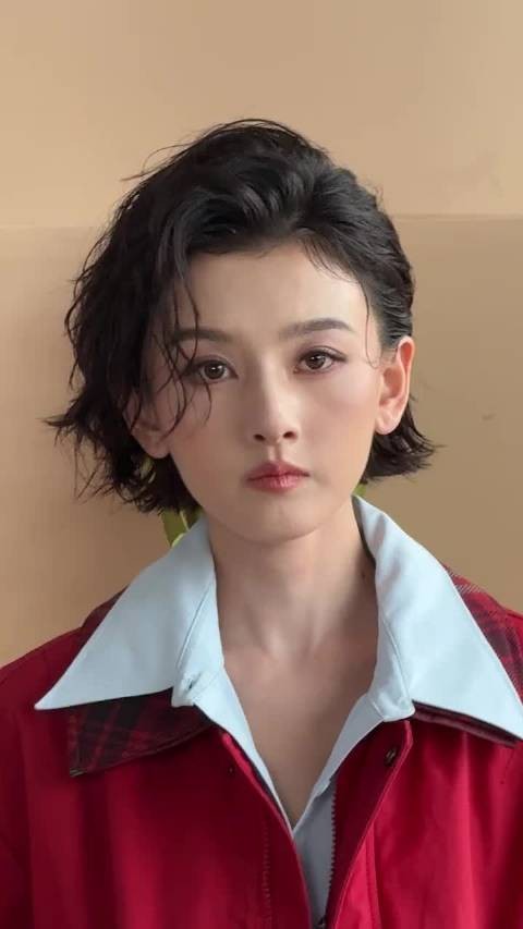 宋祖儿今天商务拍摄,好英气的造型