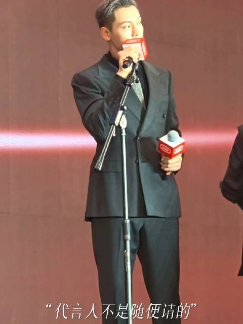 陈伟霆这是每日一爆梗啊，我是老板我也签这样的代言人，太有话题度了