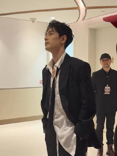 肖战 静静欣赏这小子真帅