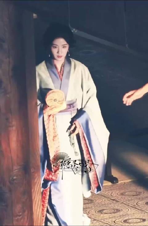 这剧妆造挺落地的,服道化蛮有质感,看着不赖