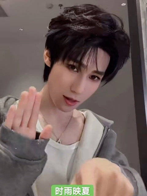 一碗白粥让张真源吃得很投入,与唐艺昕对比鲜明