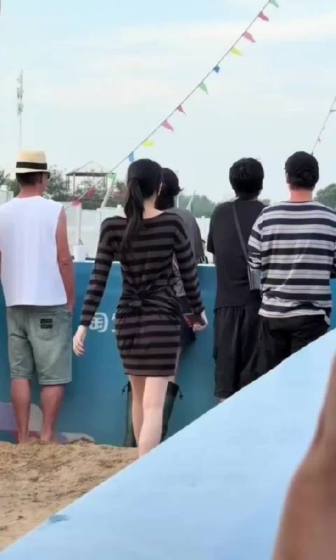 李嫣背影酷似年轻王菲,母女同款纤细身材