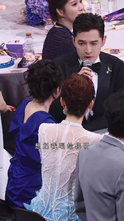 主持人抓拍胡歌闫妮同框,轻松闲谈状态鲜活