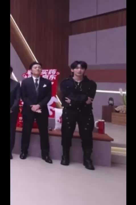 王赫野听艾热唱齐天当场返祖,真实反应笑翻全场