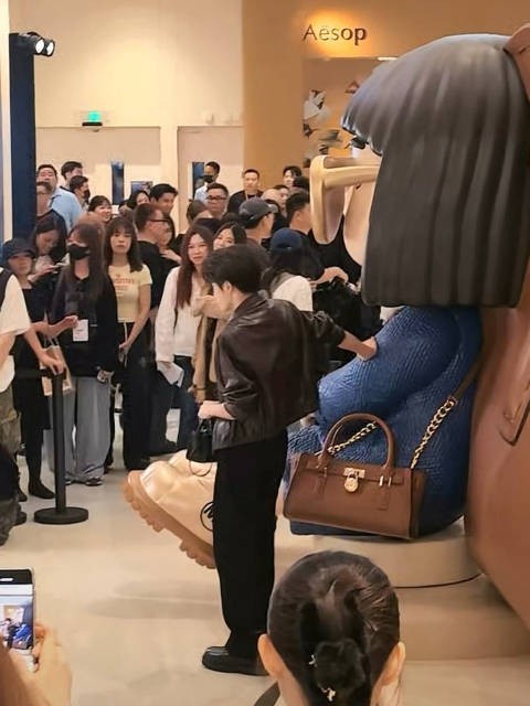 檀健次今日mk活动人气爆棚,皮夹克造型气场全开