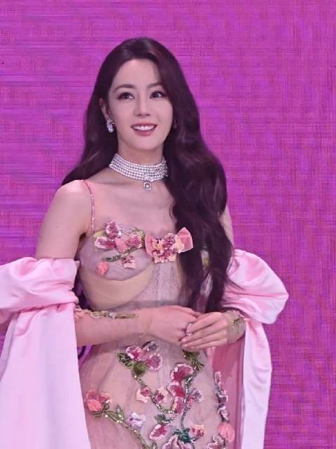灯一亮已被巴巴美晕