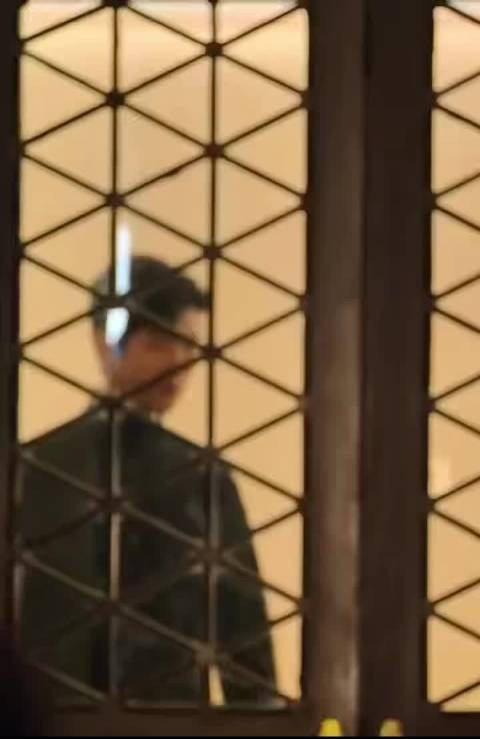 井柏然黑衫红底皮鞋穿出新中式主人感