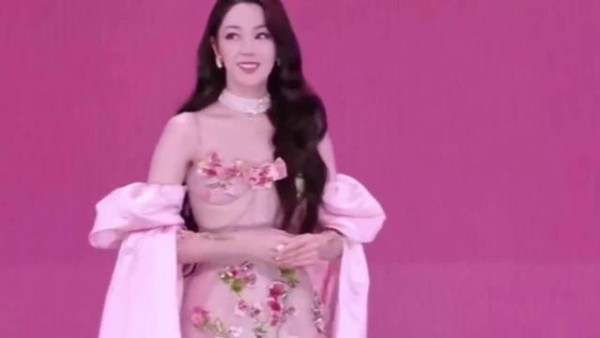 迪丽热巴见面会 出场很美 !