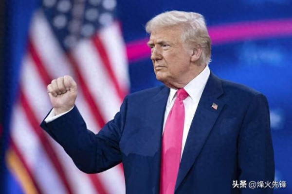 离谱！四条战线同时开火，美国这是要打谁