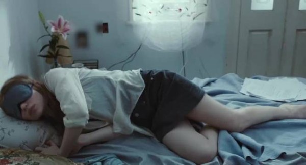 女孩服用安眠药睡觉,却不知在她熟睡时,经历了很多变态的事!