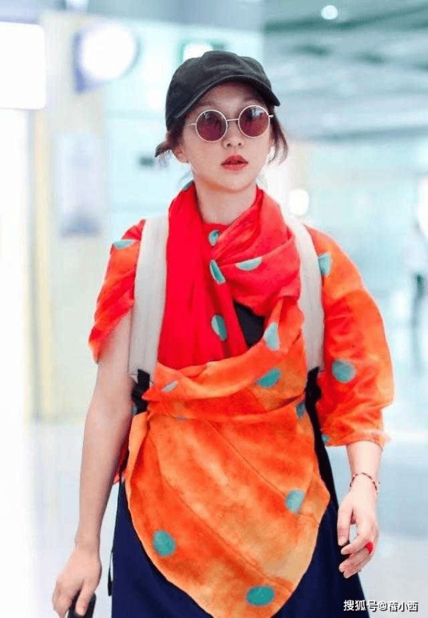 “周迅”真厉害,“裹着2块布”就走机场,上半身任性下半身潇洒