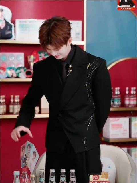 开始了哈 直播开始了 打招呼 手碰到了立牌