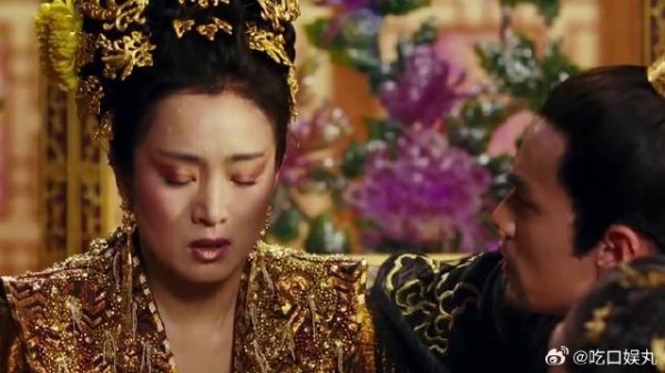 王后晕倒,还不忘刺绣,王子一个眼神秒懂有情况