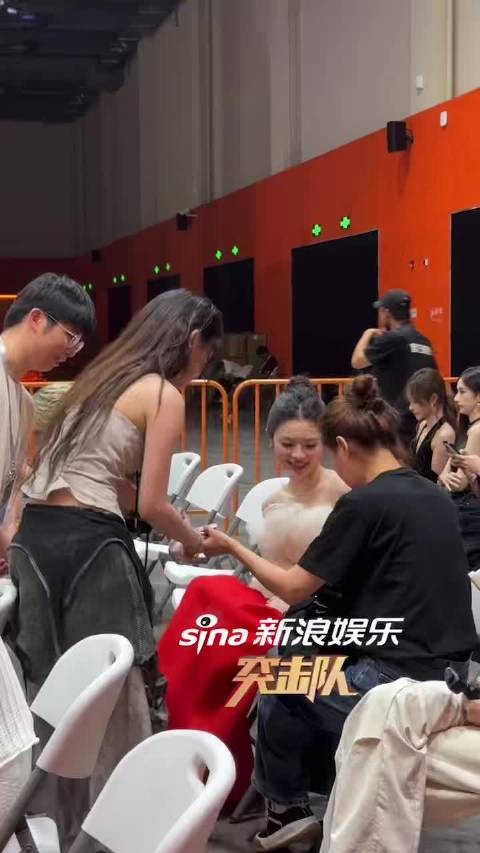 新浪娱乐突击队@姚晓棠 大方把化妆品借给