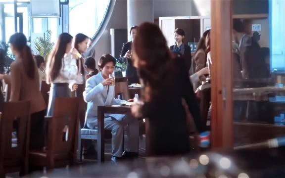 张晔子三刷早春晴朗,现身国贸打卡排队拍照