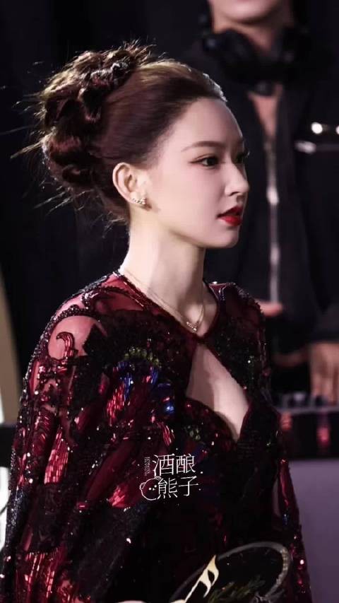 完全气场全开了，程潇好完美的一颗头，微博音乐盛典红毯我拍的星现场
