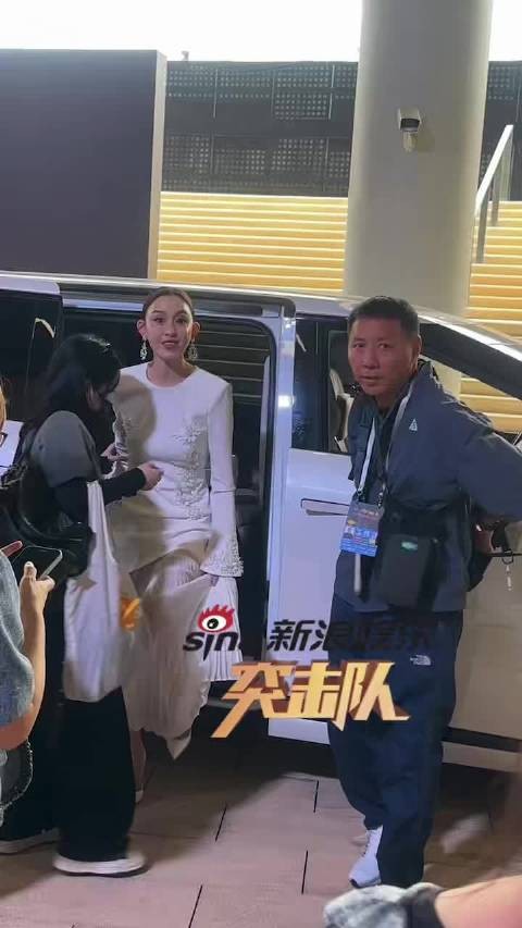 范玮琪亮相微博音乐盛典，白裙造型状态不错