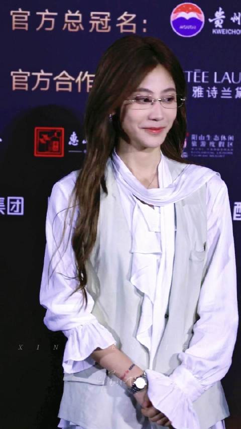 袁一琦红毯眼镜造型,又美又帅亮相微博音乐盛典