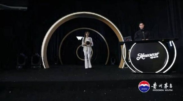 袁一琦白西装无框眼镜亮相微博音乐盛典,巡演武汉站预告