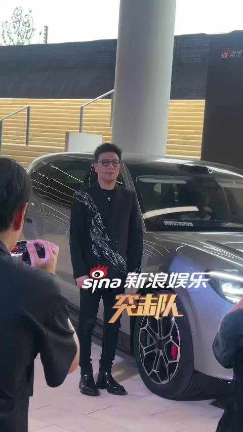 汪峰今日没穿皮裤,一身allblack现身音乐盛典