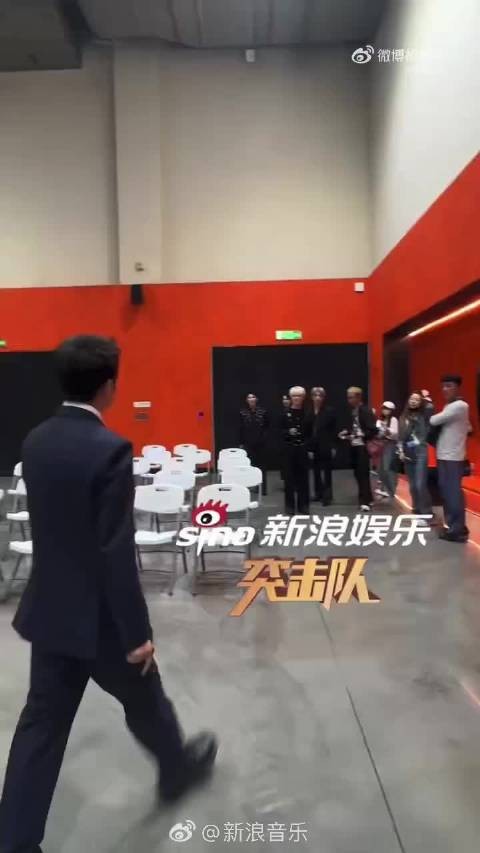 张远后台与十个勤天热聊,红毯贵气演绎月光闪