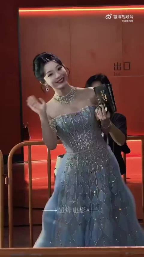 李莎旻子第十一次主持微博音乐盛典熟人局