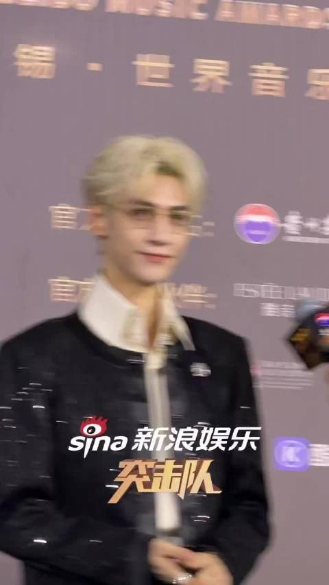 新浪娱乐突击队@罗云熙Leo 银发帅成啥了!金框眼镜完全撕漫男来的