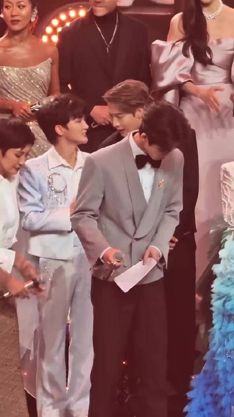王嘉尔担心周深站位,张凌赫身高梗再上演