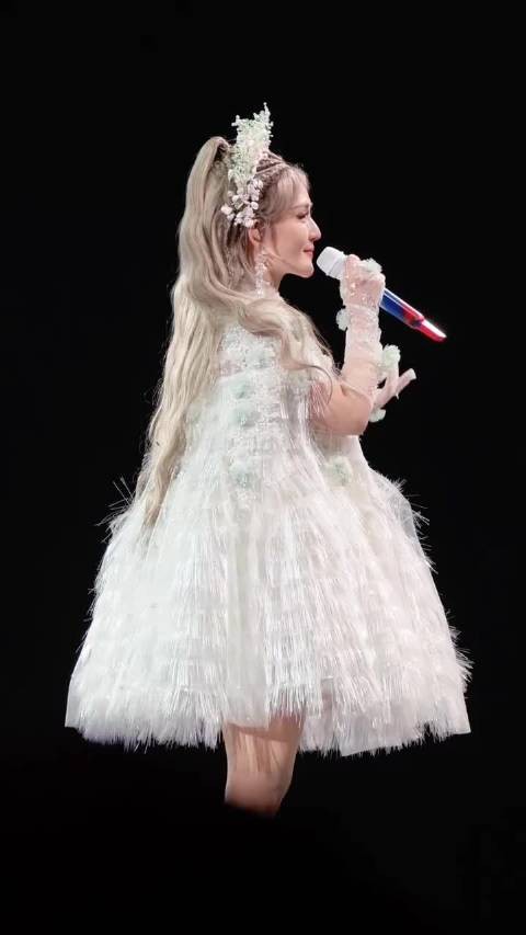 谢娜主持WMA微博音乐盛典，网友期待舞台表演
