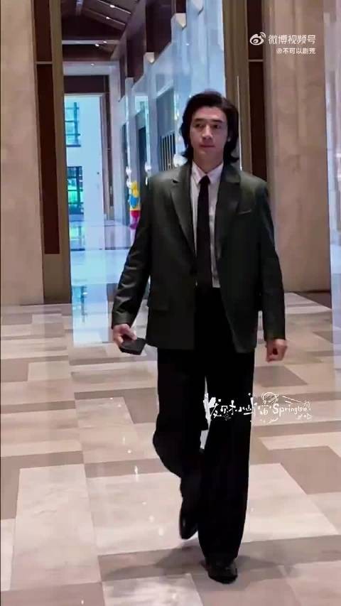 此沙皮衣西装造型，豪门少爷感十足