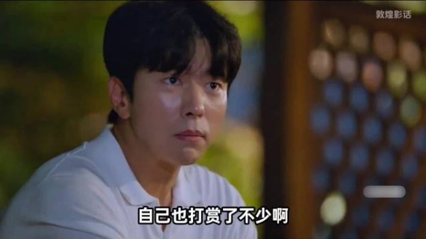 文弱书生爆发英雄救美，一棍子打跑坏人敲开爱情门